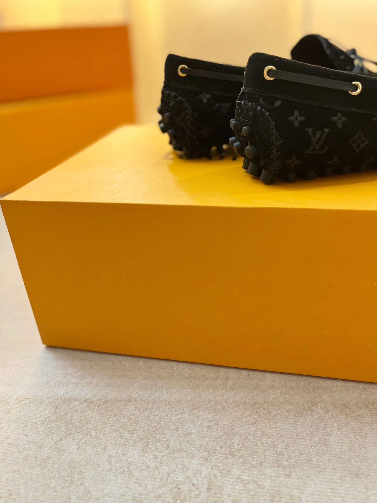 p460💰Couple model❤️🇫🇷 𝙇𝙤𝙪𝙞𝙨 𝙑𝙪𝙞𝙩𝙩𝙤𝙣 🇫🇷Louis Vuitton 2023 Classic𝓛𝓿 𝓣𝓻𝓪𝓲𝓷𝓮𝓻 Sports Series ➪➪➪¯ [Arizona Doudou Shoes Series] ▪️▪️▪️Arizona slip-on shoes are made of Monogram Eclipse canvas. Its hand-painted and dyed edges and hand-sewn uppers fully demonstrate Louis Vuitton's traditional shoemaking craftsmanship. This slip-on shoe is very lightweight. The integrated tongue and upper make it particularly comfortable and flexible. The soft outsole is equipped with rubber padding. Decorated with matching sash. Detailed features: ☑️Monogram Eclipse canvas ☑️Black Eclipse pattern ☑️Hand-painted shoe edges ☑️Hand-sewn uppers (each pair takes time to process) ☑️Integrated tongue and upper construction ☑️Outsole equipped with rubber lining ☑️size: 35_46
